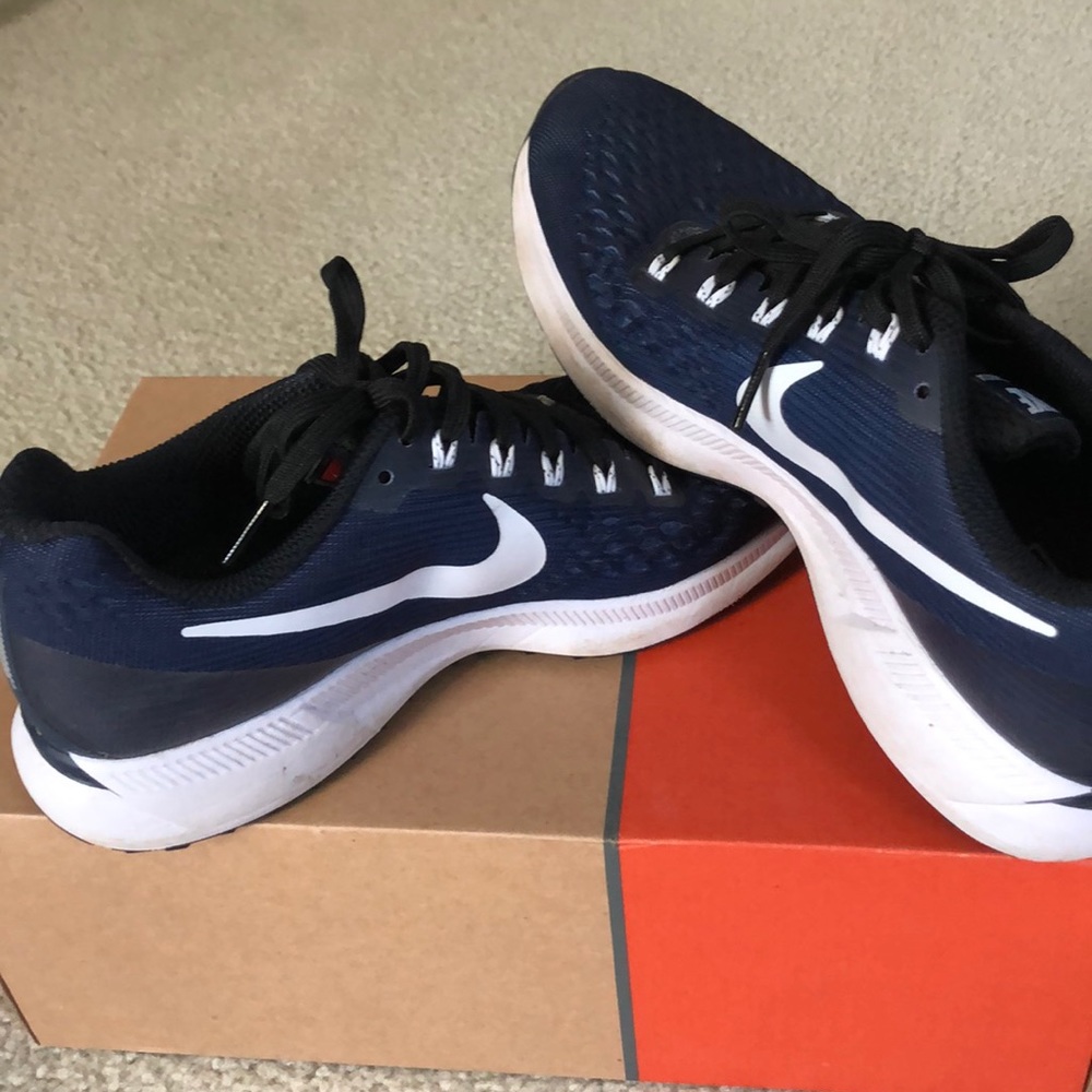 New in box woman’s Nike Air Max sequent 4 sz 7.5